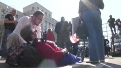 Протести у Білорусі: жінки лягли на дорогу перед ОМОНом