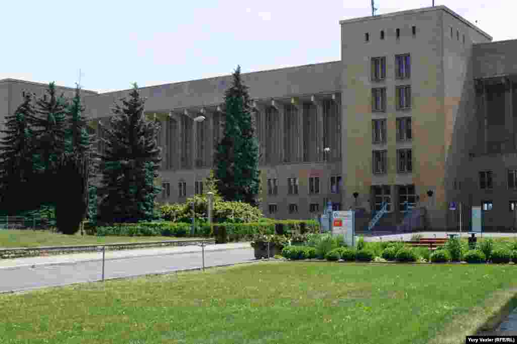 Аэропорт Темпельхоф. Он был закрыт в 2008 году – и дальнейшая судьба здания и гигантских площадей не решена окончательно.