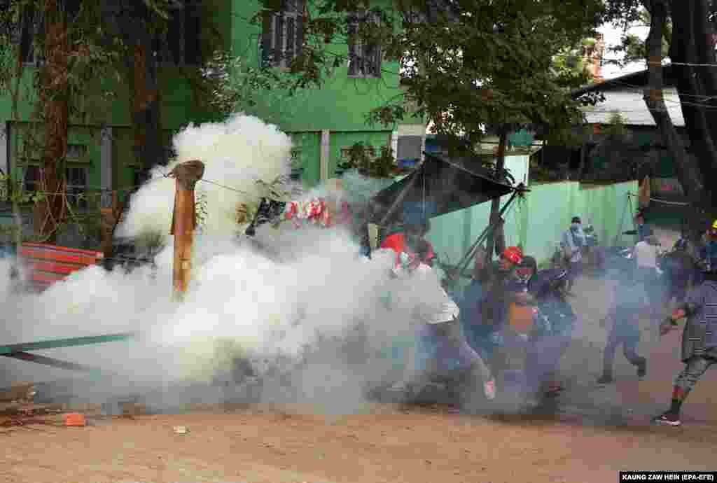 Демонстранти втікають від сльозогінного газу, випущеного поліцією під час протесту проти військового перевороту в Мандалаї, М'янма, 20 лютого 2021 року