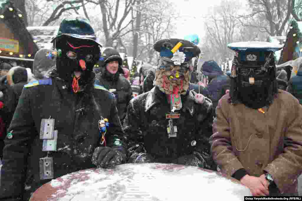 Традиції у Львові активно підтримують – повсюди в місті можна зустріти переодягнених колядників