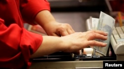 Текущая годовая инфляция в еврозоне - в два с половиной раза ниже "порогового" уровня Европейского центрального банка