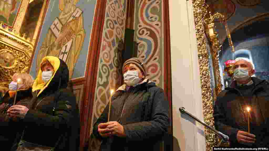 Ніна Костянтинівна, (в центрі) мама Героя України, оборонця Донецького аеропорту з позивним «Натрій» Ігоря Брановицького. Після підриву бойовиками російських гібридних сил перекриття терміналу Брановицький вивів поранених, а сам повернувся назад. Разом із іншими побратимами він потрапив у полон до бойовиків угруповання «ДНР». Брановицький, щоб врятувати товаришів, сказав, що він кулеметник. Його нещадно били. За словами очевидців, 21 січня 2015 року Ігоря Брановицького убив у полоні двома пострілами в голову громадянин Росії, бойовик Арсеній Павлов із позивним «Моторола» 