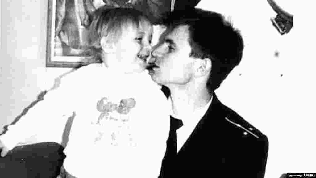 Старший лейтенант Владимир Дудка с сыном Ильей в каюте разведывательного судна «Одограф»