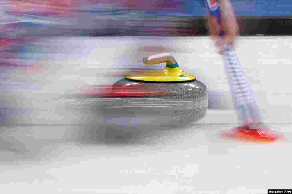 Керлинг: на фото – камень во время мужских соревнований по керлингу между Норвергий и Канадой