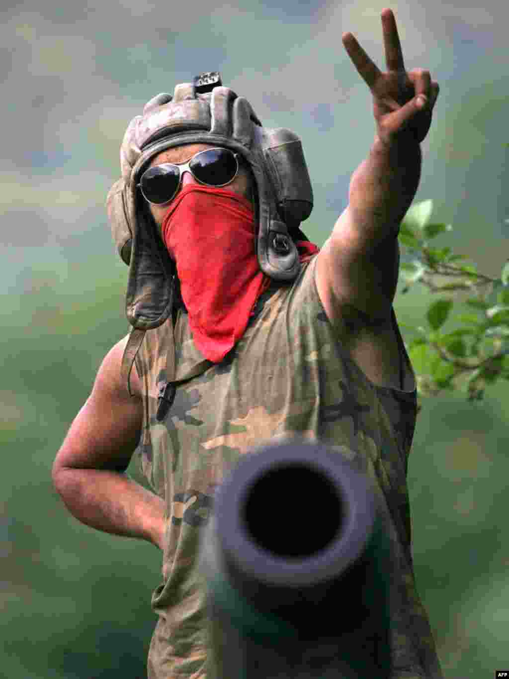 14 августа российские войска подошли близко к Тбилиси. На фото солдат из Абхазии показывает знак "победа"