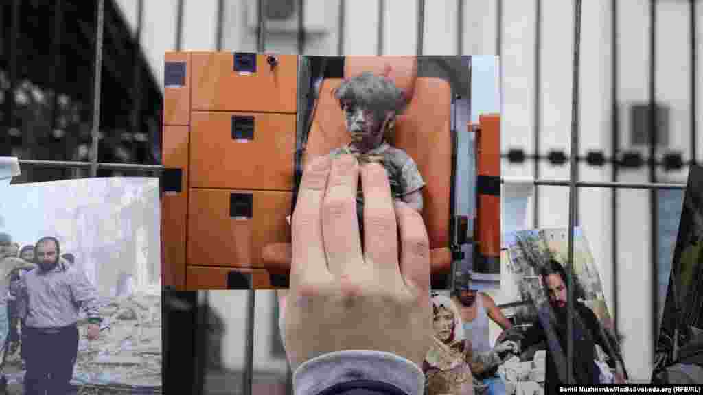 Біля посольства Росії у Києві громадські активісти провели акцію «Злочини Путіна в Сирії». Під час мітингу учасники заклеїли паркан посольства Росії сотнями фотографій зі зруйнованого Алеппо та його пораненими мешканцями, а також – цитатами із прощальних відеозвернень людей, які зараз перебувають у місті. Київ, 15 грудня 2016 року ДИВИТИСЬ ФОТОГАЛЕРЕЮ