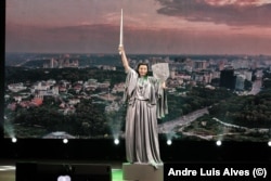 Акторка у костюмі київської «Батьківщини-Матері» говорить про політику декомунізації