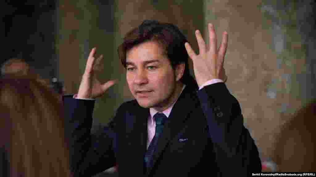 Міністр культури Євген Нищук, який разом із журналістами завітав до археологів, обіцяє зробити все для збереження унікальних історичних пам’яток та наводить приклади європейських міст, в яких знахідки навіть 300-річної давнини користуються шаленим попитом у туристів та приносять бюджету міста чималі доходи