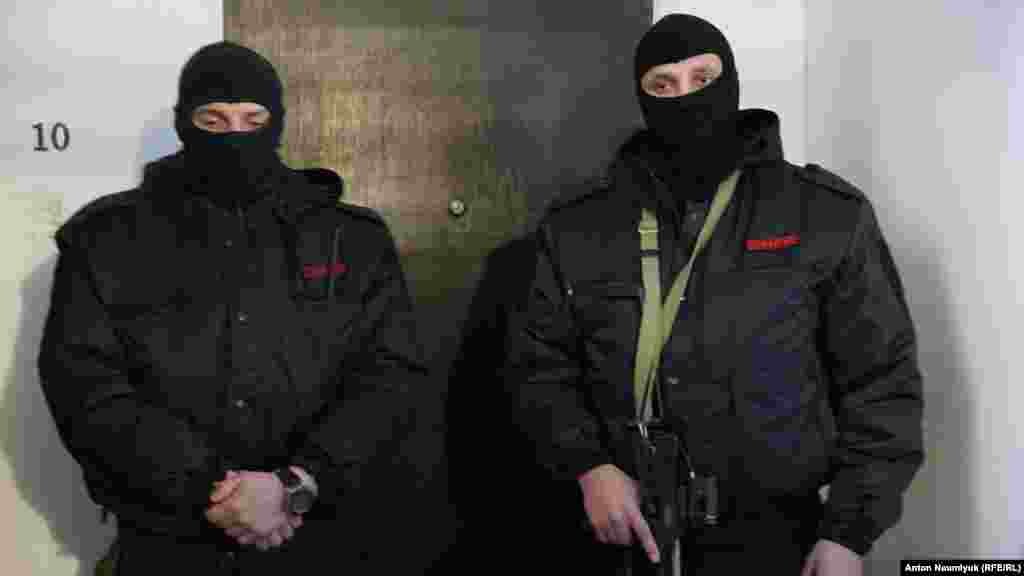 Как сообщил в Фейсбуке крымчанин Осман Арифм, в квартиру крымского адвоката прибыли «люди с автоматами в масках без знаков различия»