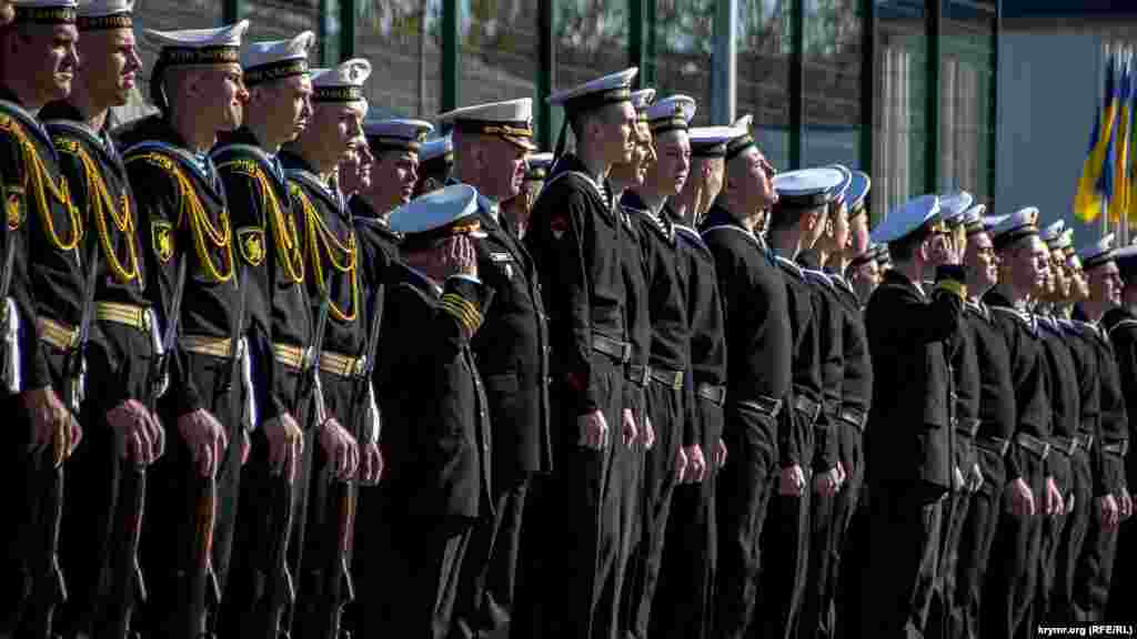 В урочистій церемонії у Практичній гавані Одеського порту взяли участь командування і особовий склад ВМС України, волонтери, представники Українського інституту національної пам’яті, а також Українського національного музею в Чикаго
