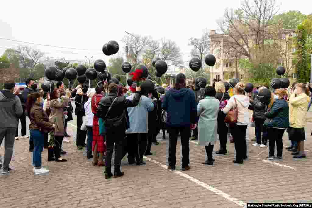 Родичі загиблих в Будинку профспілок відпускають в повітря чорні шари із надписом «Пам'ятай Одесу, зупини фашизм»