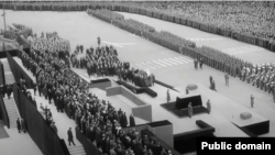 Martie 1965. funeraliile de stat pentru Gheorghe Gheorghiu-Dej, primul dictator comunist, la putere din 1948, imediat după abdicarea forțată a lui Mihai I. Șef al PCR din 1944, el și colegii, mulți agenți ai Moscovei, au ajuns în frunte din cauza ocupației sovietice (1944-1958).