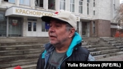 Красноярский бизнесмен Владимир Перекотий у здания суда (Архивное фото)