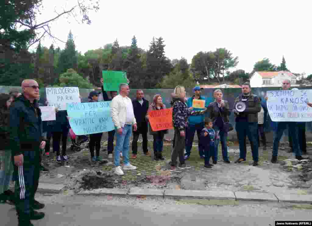 Zakupac hotela Adriatic Properties i operater Aman Resort su zatvorili hotele Sveti Stefan i Miločer pred sezonu 2021. godine jer, kako su naveli, više nisu mogli da garantuju privatnost svojim gostima. Tome je prethodilo nekoliko protesta dijela mještana i čelnika budvanske vlasti iz Demokratskog fronta (DF), Demokrata i pokreta URA, koji su srušili ogradu koja je vodila ka plaži. Oni su tražili bezuslovan pristup zakupljenim hotelskim plažama, koje su decenijama bile za goste tih skupih hotela i one koji su mogli da plate više od stotinu eura dnevno za plažni mobilijar. Dio mještana i lokalna vlast su se protivili još jednom poslu Adriatic Propertisa - izgradnji nekretnina u kompleksu novog hotela vrijednog 70 miliona eura. Adriatic Properties je tužio državu Crnu Goru i vlasnika hotela preduzeće "Sveti Stefan hoteli" arbitražnom sudu u Londonu, a tuženo preduzeće je uzvratilo kontratužbom.