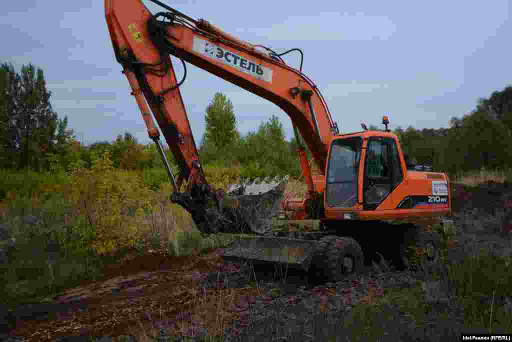 Тяжелая техника – трактор и экскаватор – спешно покидает объект, едва на территории зафиксировали появление "чужаков"