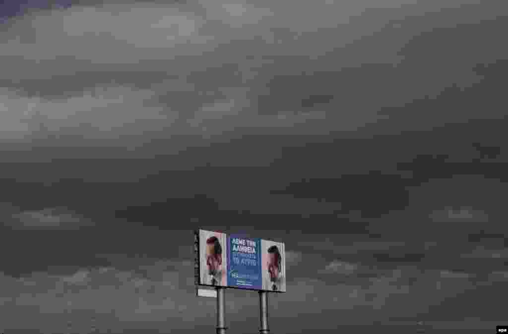 Предвыборный постер с изображением премьер-министра Антониса Самараса, лидера правящей партии "Новая демократия", потерпевшей поражение на парламентских выборах 25 января 2015 года