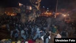 «Беркут» жорстоко розганяє активістів на Майдані. Київ, 30 листопада 2013 року