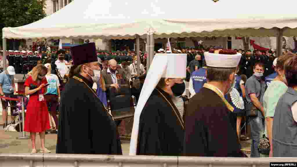 24 июня в трех городах в аннексированном Крыму – в Симферополе, Севастополе и Керчи – прошли российские военные парады, посвященные 75-й годовщине победы над нацизмом. Представители духовенства были в масках