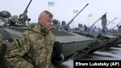 Ілюстраційне фото. Українські військовослужбовці під час церемонії передачі армії зброї, військової техніки та літаків на військовому аеродромі під Житомиром, 5 січня 2015 року