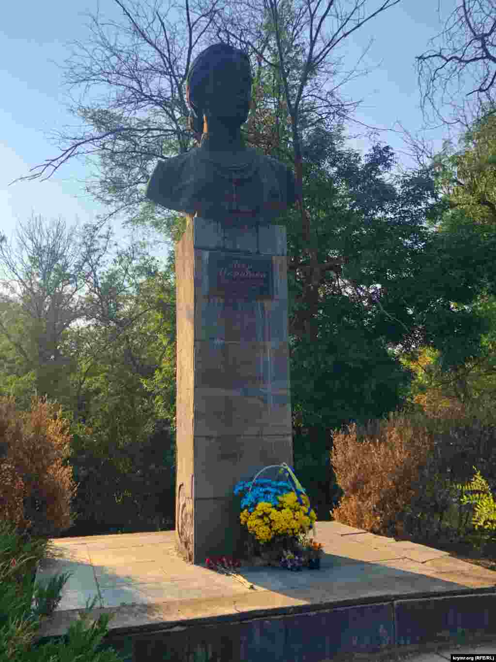 В Саках к памятнику Леси Украинки возложили корзинку цветов в сине-желтых тонах, 24 августа 2021 года 