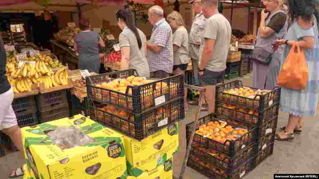 Очередь за крымскими огурцами и помидорами. В пластиковой таре на переднем плане – импортные абрикосы из Турции