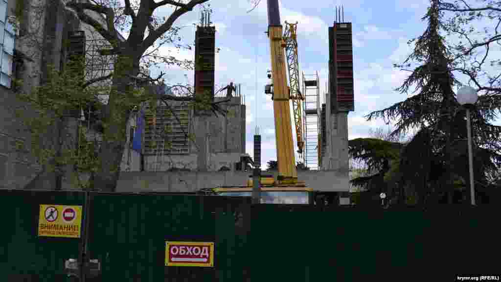 Несмотря на режим самоизоляции, в Ялте ведется строительство у кинотеатра IMAX