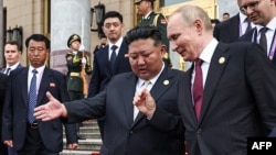 Na fotografiji koju je distribuirala ruska državna agencija Sputnik, ruski predsjednik Vladimir Putin (desno) i sjevernokorejski lider Kim Džong Un (u sredini) odlaze nakon sastanka u Pekingu 3. septembra 2025. godine.