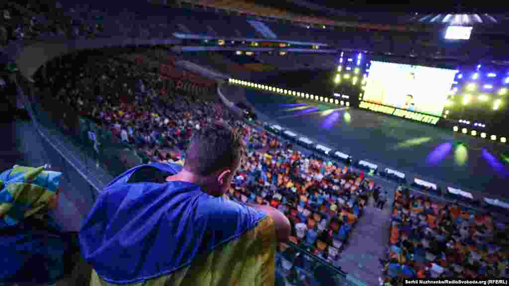 На НСК «Олімпійський» на величезному екрані (160 квадратних метрів) вболівальники спостерігали за першим матчем української команди на чемпіонаті Європи