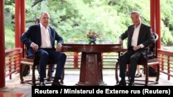 Ministrul rus de externe Serghei Lavorv (în stânga) şi omologul său chinez, Wang Yi, la Beijing, în contextul unei întâlniri consiliului minişrilor de externe din Organizaţia de Cooperare de la Schanghai.