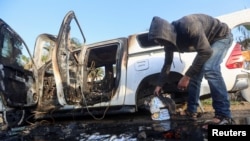 На месте авиаудара израильской авиации по автомобилю гуманитарной группы