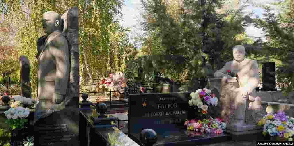 На старом городском кладбище Симферополя «Абдал» похоронен бывший председатель Верховной Рады АРК, ректор Таврического национального университета имени Вернадского, Герой Украины Николай Васильевич Багров (1937-2015). Слева надгробный памятник на могиле бывшего городского головы Симферополя Валерия Ермака (1942-2013)