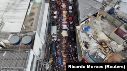 Ölənlərin cəsədləri Rio-de-Janeyroda küçə boyunca düzülüb.