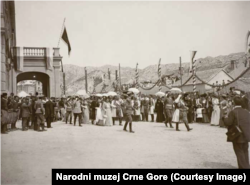 Povorka ispred Vladinog doma na Cetinju nakon proglašenja Crne Gore za kraljevinu, avgust 1910. Vladin dom danas je sjedište Narodnog muzeja.