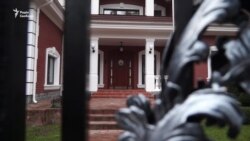 Активісти привезли генпрокурору Луценку «родинний прапор корупціонерів» додому (відео) Активісти привезли генпрокурору Луценку «родинний прапор корупціонерів» додому (відео)