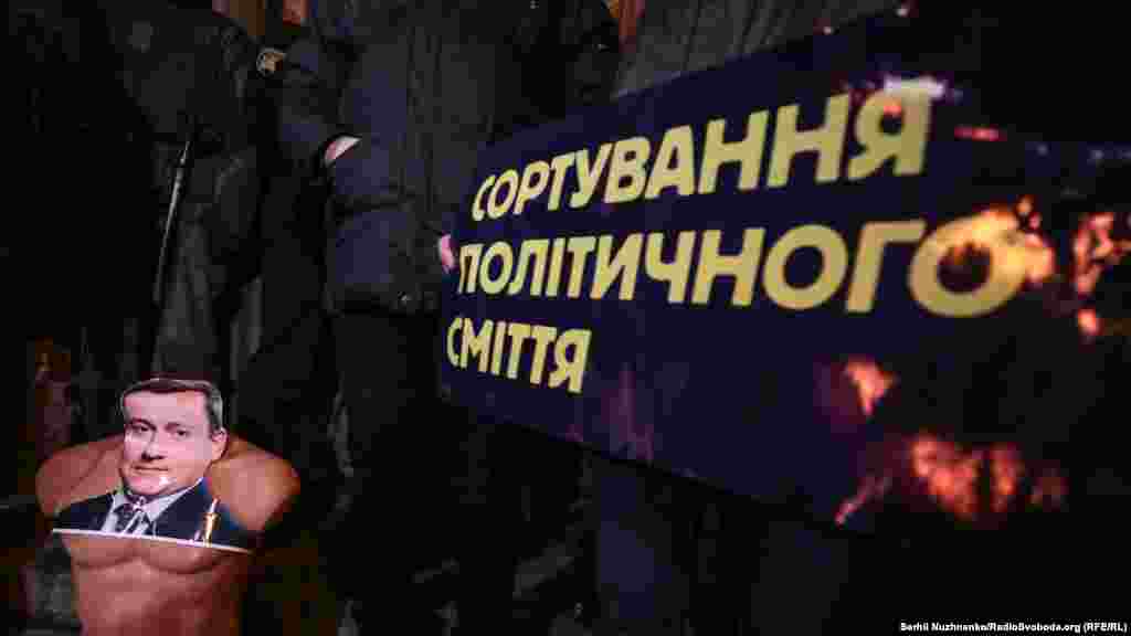 На манекени наклеїли і фото заступника Ірини Венедиктової Олександра Бабікова