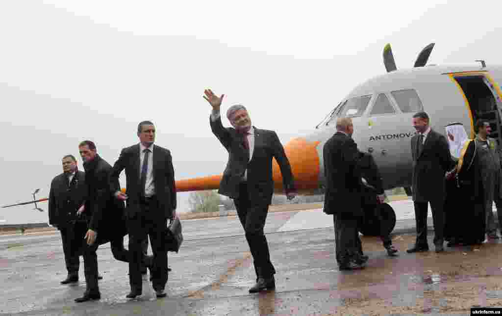Президент України Петро Порошенко (в центрі) та учасники урочистих заходів з нагоди першого польоту нового багатоцільового вантажного літака Ан-132Д, смт. Гостомель, Київська область, 31 березня 2017 року БІЛЬШЕ ПРО ЦЕ  