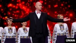 Актор «Студії Квартал-95» Євген Кошовий і учасники Хору імені Григорія Верьовки під час концерту-запису «Вечірнього кварталу». Київ, 15 жовтня 2019 року