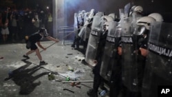 Немири и судири со полицијата во Нови Сад низ фотографии