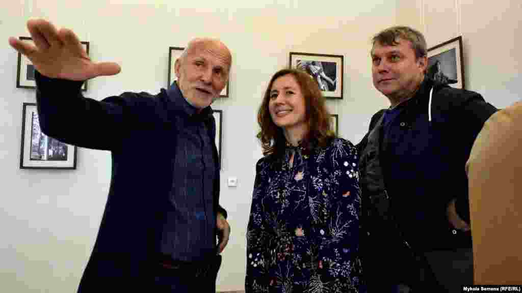 Крымские фотохудожники Арвидас Шеметас и Александр Кадников обсуждают с Эвелиной Алиевой ее работы