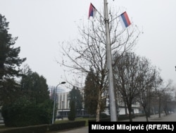 Ispred Skupštine RS-a zvanično su istaknute samo entitetske zastave. Zastava Srbije je istaknuta na rasvjetnom stubu nedaleko od entitetskog parlamenta, Banjaluka, 13. februara 2025.