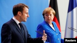 Emmanuel Macron i Angela Merkel