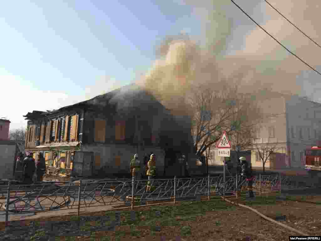 Неподалеку от здания фабрики сегодня горело еще одно историческое сооружение. По открытым данным, дом по адресу Марджани, 44 представляет собой памятник жилой архитектуры 1873 года "Дом Багаутдиновой - Апанаевой", объект культурного наследия республиканского значения. По данным управления архитектуры и градостроительства Казани, дом был построен по проекту архитектора Романова женой указного муллы первой соборной мечети Казани Багаутдиновой. После смерти ее мужа Шигабутдина Марджани этот дом перешел младшей дочери хазрата, Бибихавве Апанаевой, которая была замужем за видным религиозным и общественным деятелем, муллой Сеннобазарской мечети Апанаевым