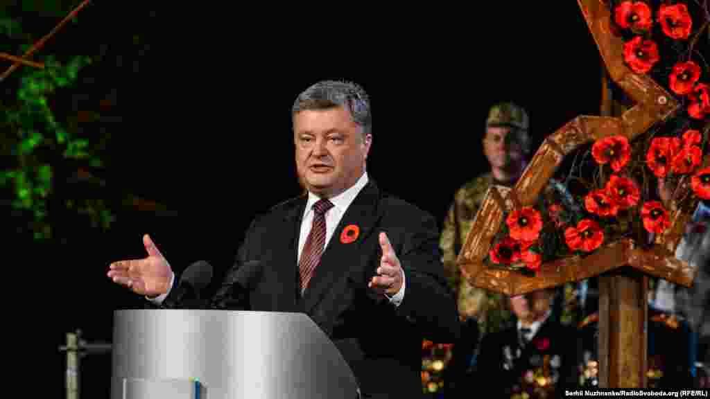 Президент України Петро Порошенко під час акції «Перша хвилина миру» у День пам’яті та примирення. Київ, 8 травня 2016 року. Більше про це ТУТ