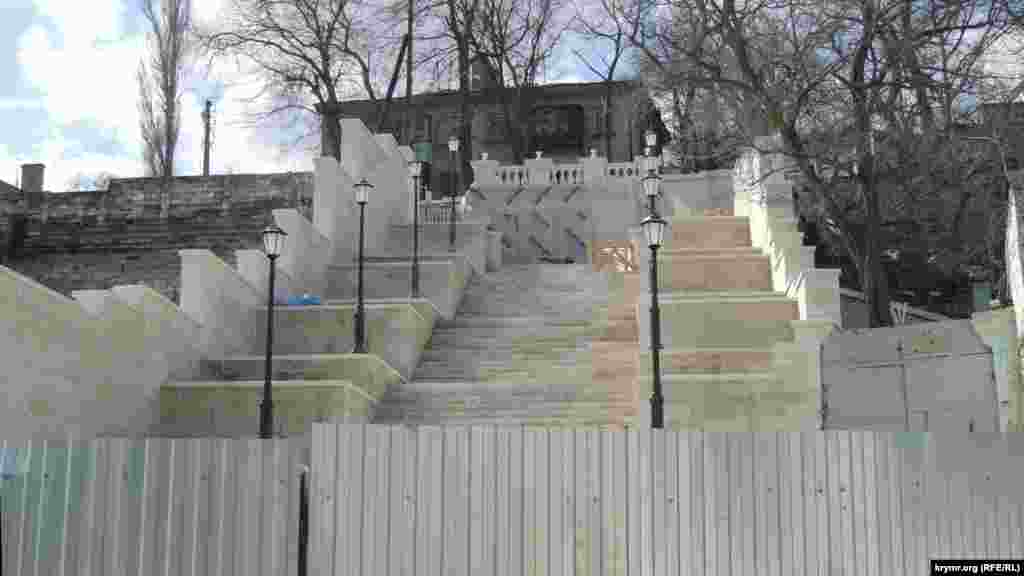 Малая Митридатская лестница пока остается закрытой. Керчане гадают: будет ли Большая Митридатская лестница выглядеть так же после реконструкции? 