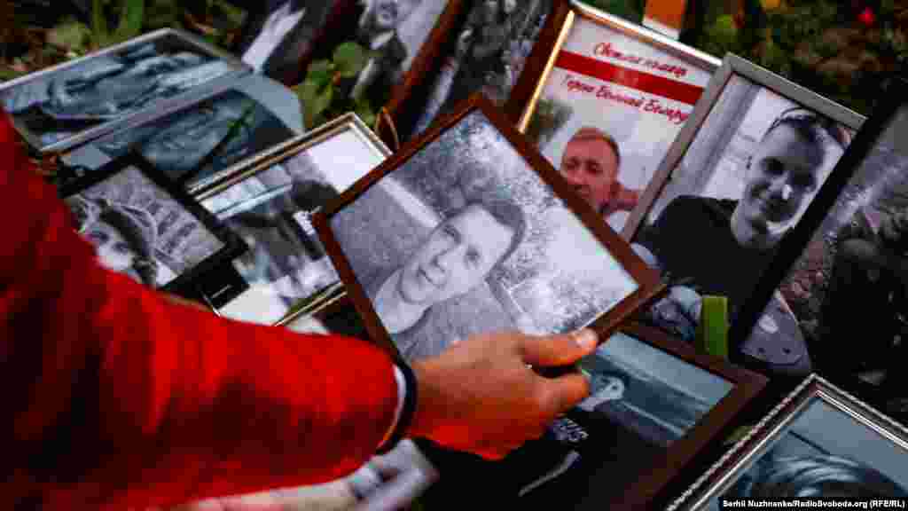 «Вчора в Мінську під час «отработки адресов» лукашенківськими КДБістами було вбито 32-річного айтішника Андрія Зельцера. Андрій чинив героїчний збройний спротив, вбивши при цьому одного з силовиків», – повідомляють організатори акції