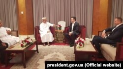 Президент України Володимир Зеленський під час зустрічі з виконавчим президентом Державного генерального резервного фонду Султанату Оман Абдулсаламом аль-Муршиді, 6 січня 2020 року