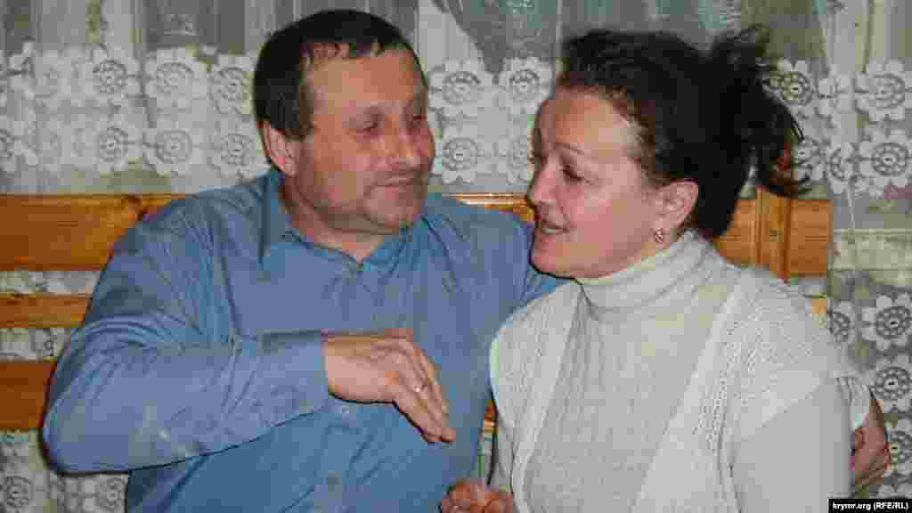 Семена не любит говорить о семье и старается оградить родных от публичности. Редкий кадр – журналист с супругой Людмилой, январь 2003 года