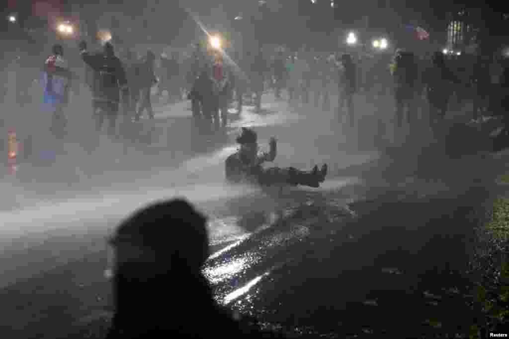 Співробітники МВС застосували водомет проти протестувальників. Коли температура повітря в Тбілісі становила 5°C 