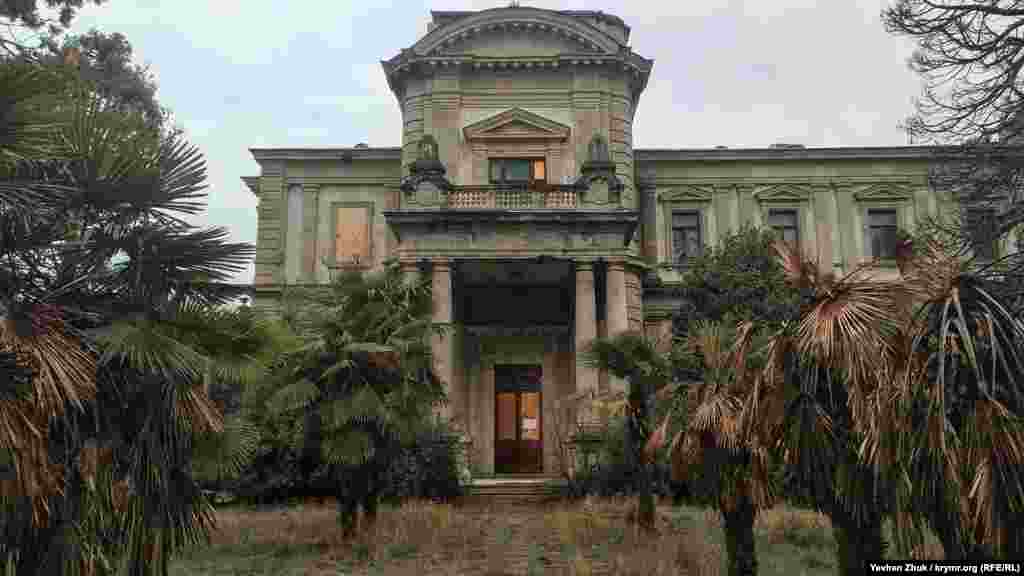 В парке имени Мордвинова, раскинувшемся на 18 гектарах в центре Ялты, находится дворец графа Мордвинова, которому вполне по силам соперничать с раскрученными туристическими достопримечательностями. Состояние дворца не лучше, чем у превращающегося в мусорку парка, но сохранившаяся архитектура старинного здания поражает. Возведено оно при графе Мордвинове Александре Александровиче II в период с 1898 по 1903 годы