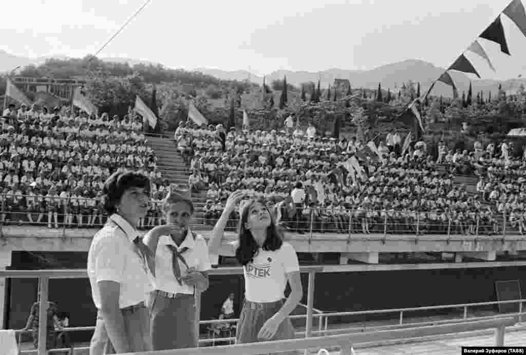 В «Артеку» гостю з Америки зустрічали короваєм і танцями. «Грав оркестр, і піонери скандували моє ім'я. Я отетеріла і не могла вимовити ані слова», – розповідала Саманта. Однак підготовка до приїзду дівчинки змусила керівництво табору понервувати